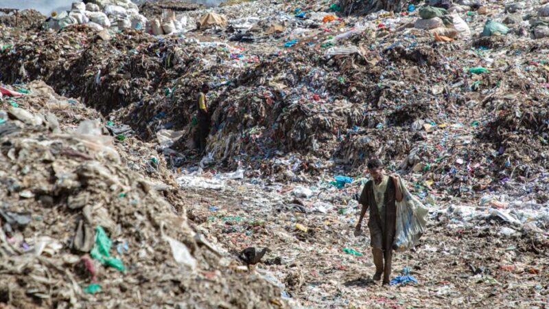 “Maremoto tóxico” de plásticos amenaza los derechos humanos