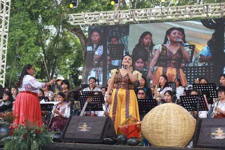 Cautiva concierto de Oaxaqueñísimas en la Alameda de León