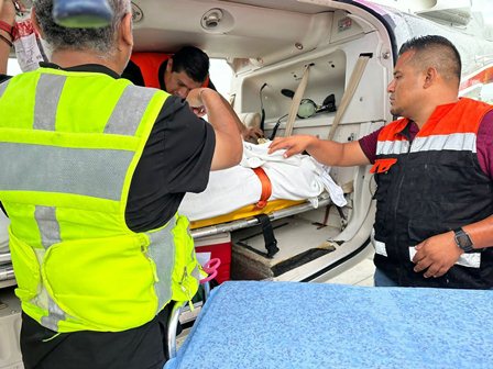 Lucha equipo de especialistas por salvar la vida de cuatro menores lesionados en accidente carretero