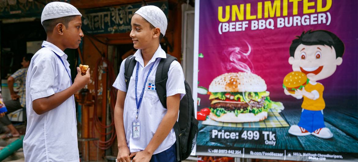 La OMS pide regular obligatoriamente la publicidad de comida y bebida para niños