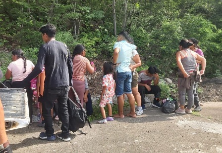 Auxilia Protección Civil a migrantes ecuatorianos accidentados en Magdalena Tequisistlán, Oaxaca