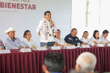 En Huautla de Jiménez, ofrece gobernador de Oaxaca reparar daños de anteriores administraciones