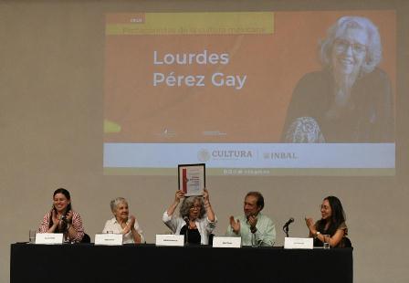 Recibe Lourdes Pérez Gay homenaje por su trayectoria como actriz, directora y titiritera