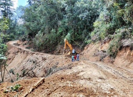 Realizan trabajos de mantenimiento en caminos afectados por las lluvias en Oaxaca