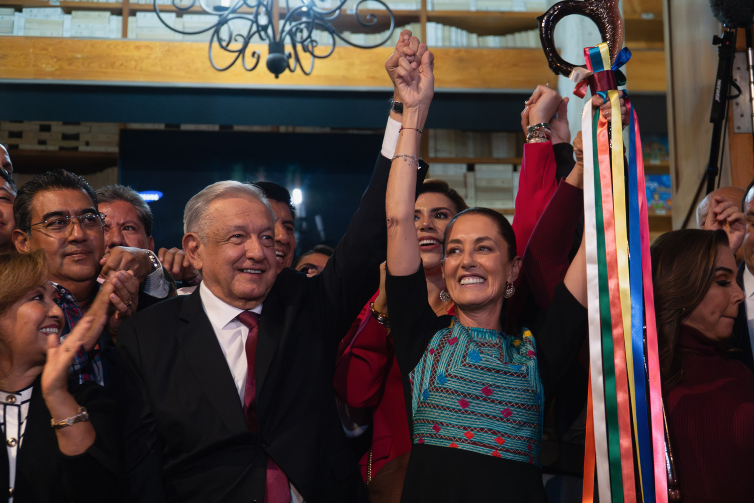 El Presidente Andrés Manuel López Obrador entrega bastón de mando a Claudia Sheinbaum para continuar movimiento de transformación