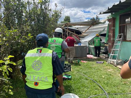 Deja una persona lesionada y daños materiales explosión por pirotecnia en Magdalena Apasco, Oaxaca