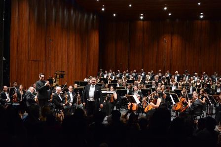 Recibe Ramón Vargas reconocimiento del público a su trayectoria artística y por su compromiso con jóvenes talentos