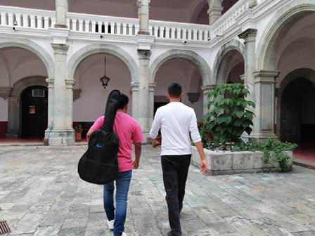 Joven en proceso de reinserción social inicia formación musical en la Facultad de Bellas Artes de la UABJO