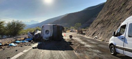 Confirman autoridades 16 personas migrantes fallecidas en la volcadura de autobús en Oaxaca