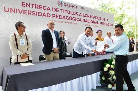 Entrega IEEPO títulos profesionales a egresados normalistas de la UPN, Unidad 201