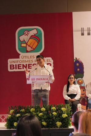 Inicia Gobierno de Oaxaca entrega de útiles y uniformes escolares