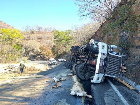 Deja tres personas muertas y una herida accidente en la Carretera Federal 190 Oaxaca-Tehuantepec