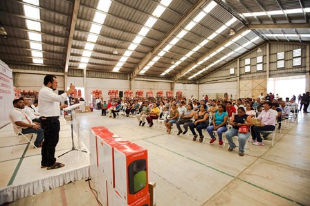 Entrega IEEPO mobiliario, equipo y material escolar por más de 10 mdp a escuelas del Istmo