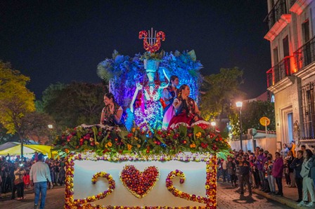 Celebra Gobierno de Oaxaca Primer Desfile de Noche de Rábanos