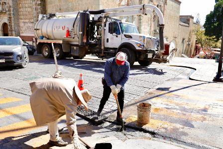 Atiende SOAPA colapso de drenaje en el centro de la capital oaxaqueña