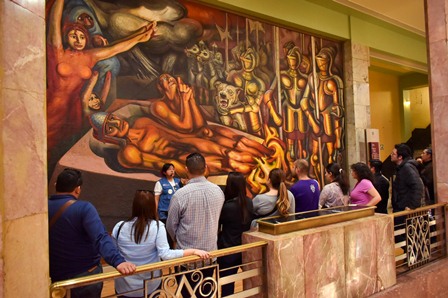 Inspiran murales de David Alfaro Siqueiros a visitantes a crear estampas y a conocer su obra