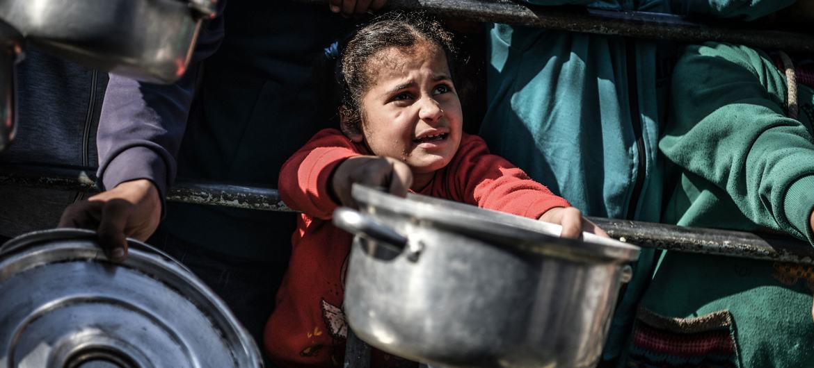 Israel convierte los alimentos en arma contra la población de Gaza, continuando un genocidio iniciado hace años, denuncian expertos de la ONU
