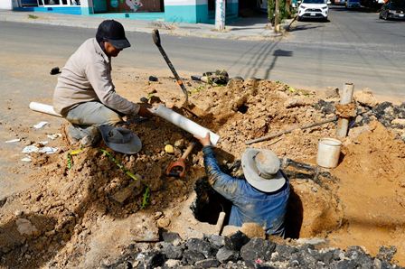 Atienden fuga de agua potable en la zona norte de la capital oaxaqueña