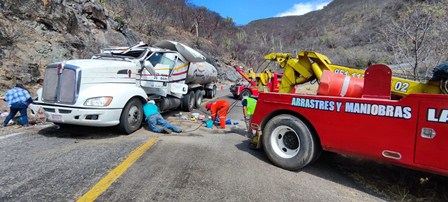 Interviene Protección Civil ante volcadura de pipa cargada con combustible en la carretera Oaxaca-Istmo