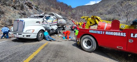 Vuelca pipa cargada con combustible