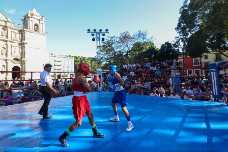 Vive Oaxaca de cerca la pasión por el box en encuentro de exhibición de Curiel y Nontshinga