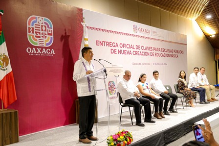 Entrega Gobierno de Oaxaca 30 claves de centro de trabajo a escuelas de nivel básico