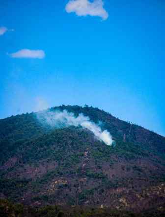 Combaten incendio en San Juan Bautista Guelache, Oaxaca