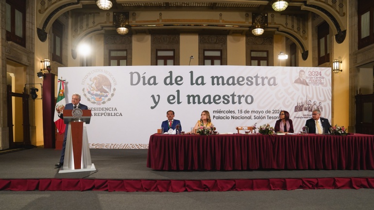 Gobierno de México consolida derecho a la salud y pensión digna para maestras y maestros, afirma presidente Andrés Manuel López Obrador