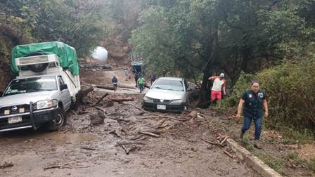 Rescatan a una persona con lesiones leves por deslave en la Sierra de Juárez; Reportan daños materiales por lluvias