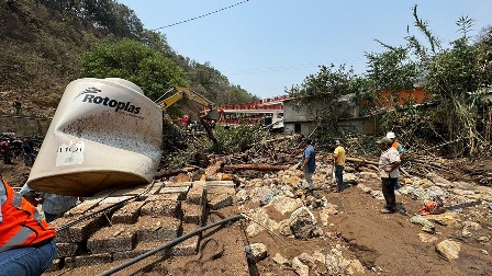 Evalúan daños por deslizamiento de lodo en la Sierra de Juárez