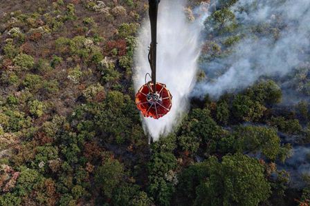 Helicópteros combaten incendios forestales