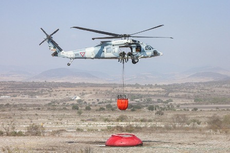 Suman dos helicópteros al combate del incendio forestal en Tepelmeme, Oaxaca