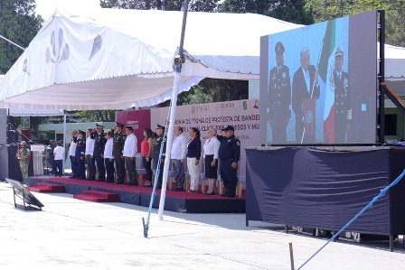 Atestigua gobernador Toma de Protesta de Bandera a soldados del SMN Clase 2005 y mujeres voluntarias