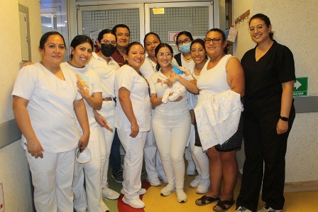 Médicos del Hospital “Aurelio Valdivieso” de Oaxaca salvan la vida de bebé prematuro
