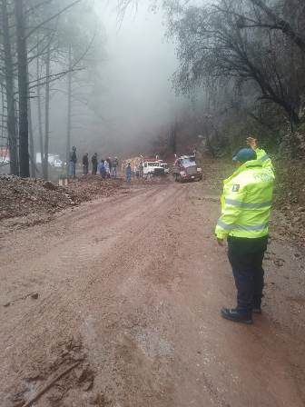 Abren circulación vehicular en la Carretera Federal Oaxaca-Ixtlán, a la altura de Ixtepeji