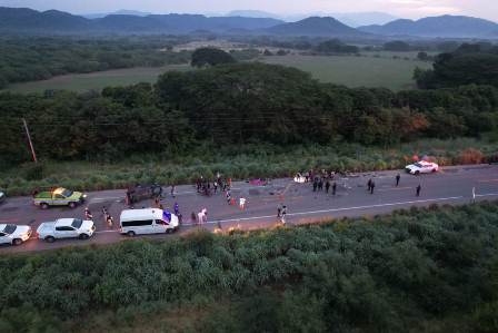 Confirman fallecimiento de tres personas migrantes tras accidente en el Istmo; Un detenido: FGEO