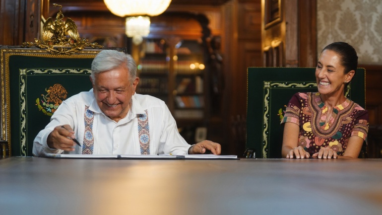 Presidente Andrés Manuel López Obrador firma publicación de la reforma al Poder Judicial en el Diario Oficial de la Federación; presidenta electa Claudia Sheinbaum acompaña acto histórico