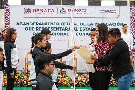 Abanderan a delegación que representará a Oaxaca en los juegos Paranacionales Conade 2024