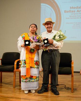 Entregan Medalla Bellas Artes a Briceida Cuevas y Juan Hernández por enriquecer literatura en lenguas indígenas