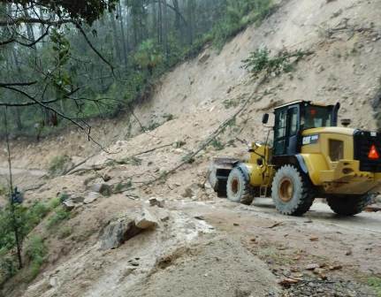 Recuperan cuerpos de dos personas tras deslave en Coicoyán de las Flores, Oaxaca