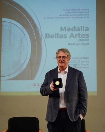 Recibe Rodrigo Sigal la Medalla Bellas Artes 2024 por su aporte a la cultura e innovación sonora