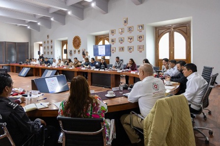 Avanzan trabajos de rehabilitación de caminos, entrega de víveres y de salud en municipios afectados por “John”