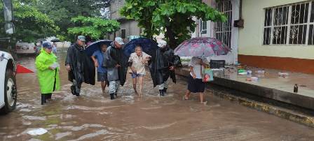 Evacuan a personas en Juchitán