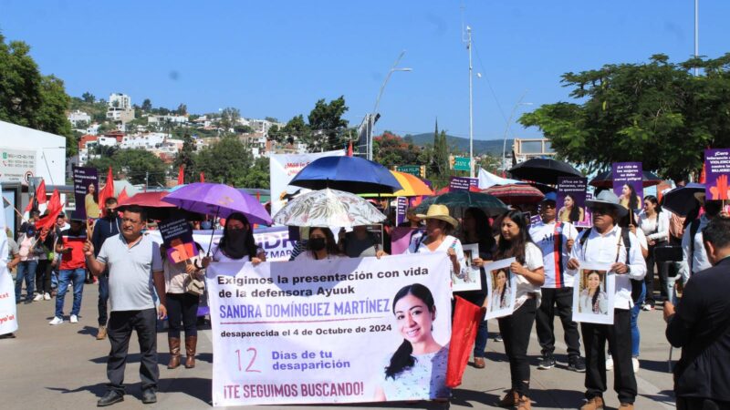 Marchan en Oaxaca organizaciones sociales por la presentación con vida de la abogada Sandra Domínguez