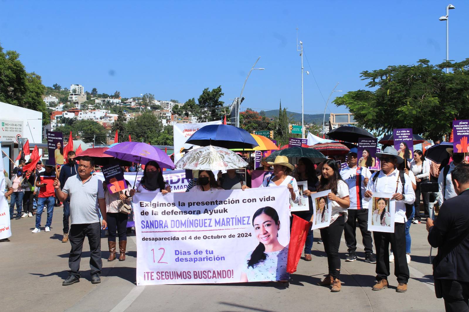 Marchan en Oaxaca organizaciones sociales por la presentación con vida de la abogada Sandra Domínguez