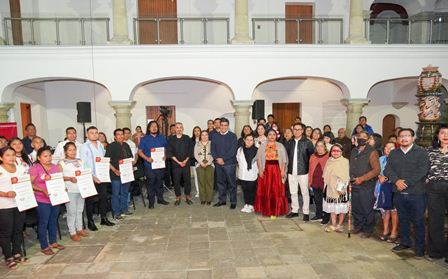 Premian a personas artesanas ganadoras