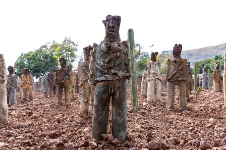 Inauguran muestra escultórica “2 mil 501 migrantes” de Alejandro Santiago