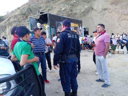 Brindan seguridad y recomendaciones a personas peregrinas que circulan al santuario de Juquila