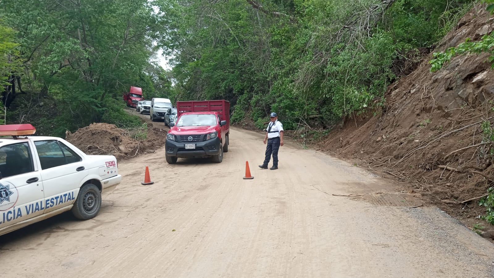 Cerrada Autopista Mitla-Tehuantepec 190 D a la circulación por derrumbes en diferentes puntos
