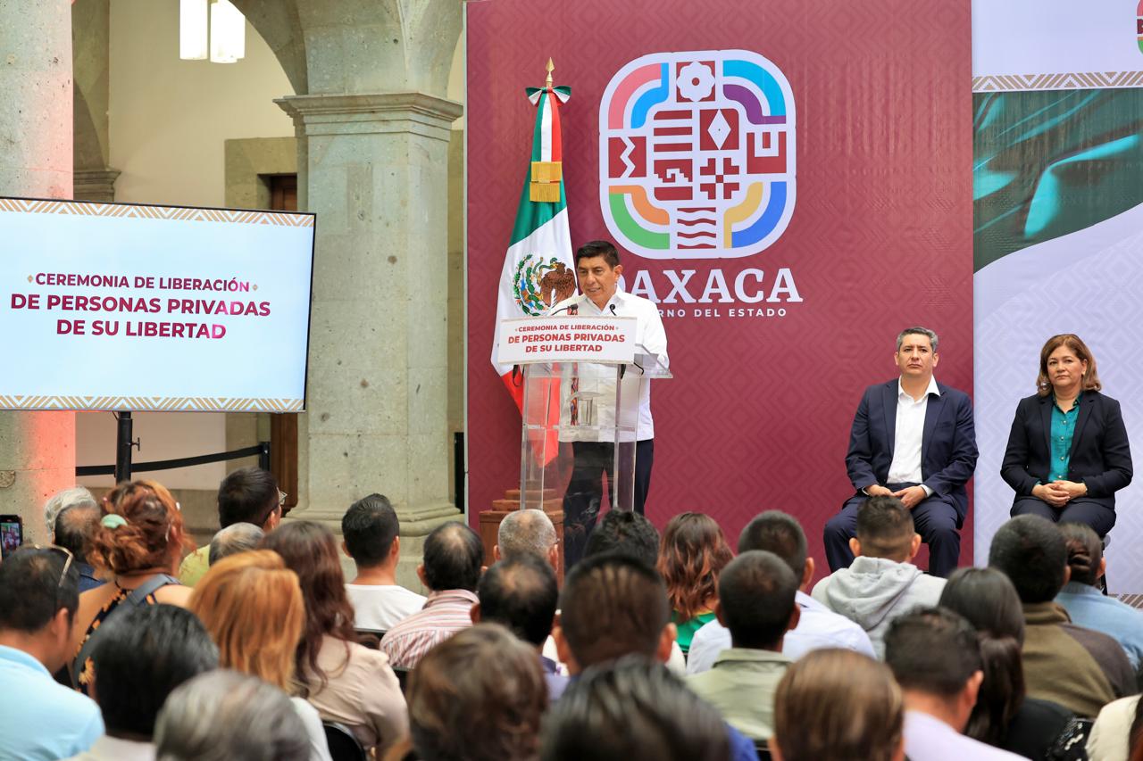 Honra Gobierno de Oaxaca principio de libertad con reinserción de personas indígenas y de escasos recursos